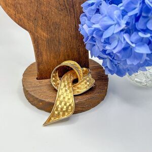 Vintage Gold Tone Chunky Brooch Ribbon Bow with Brushed Checkered Pattern